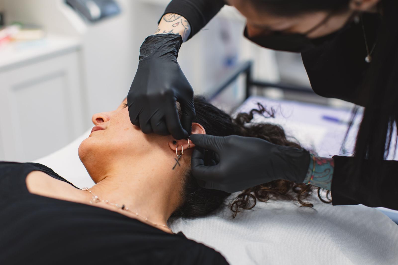 Alessandra Villa al lavoro nel suo studio di piercing